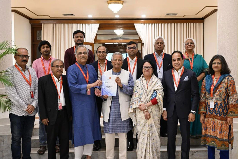 প্রধান উপদেষ্টার কাছে প্রতিবেদন জমা দিল গণমাধ্যম সংস্কার কমিশন