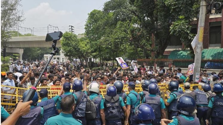 ইশরাককে মেয়রের দায়িত্ব দেওয়ার দাবিতে সচিবালয় অভিমুখে লংমার্চে বাধা