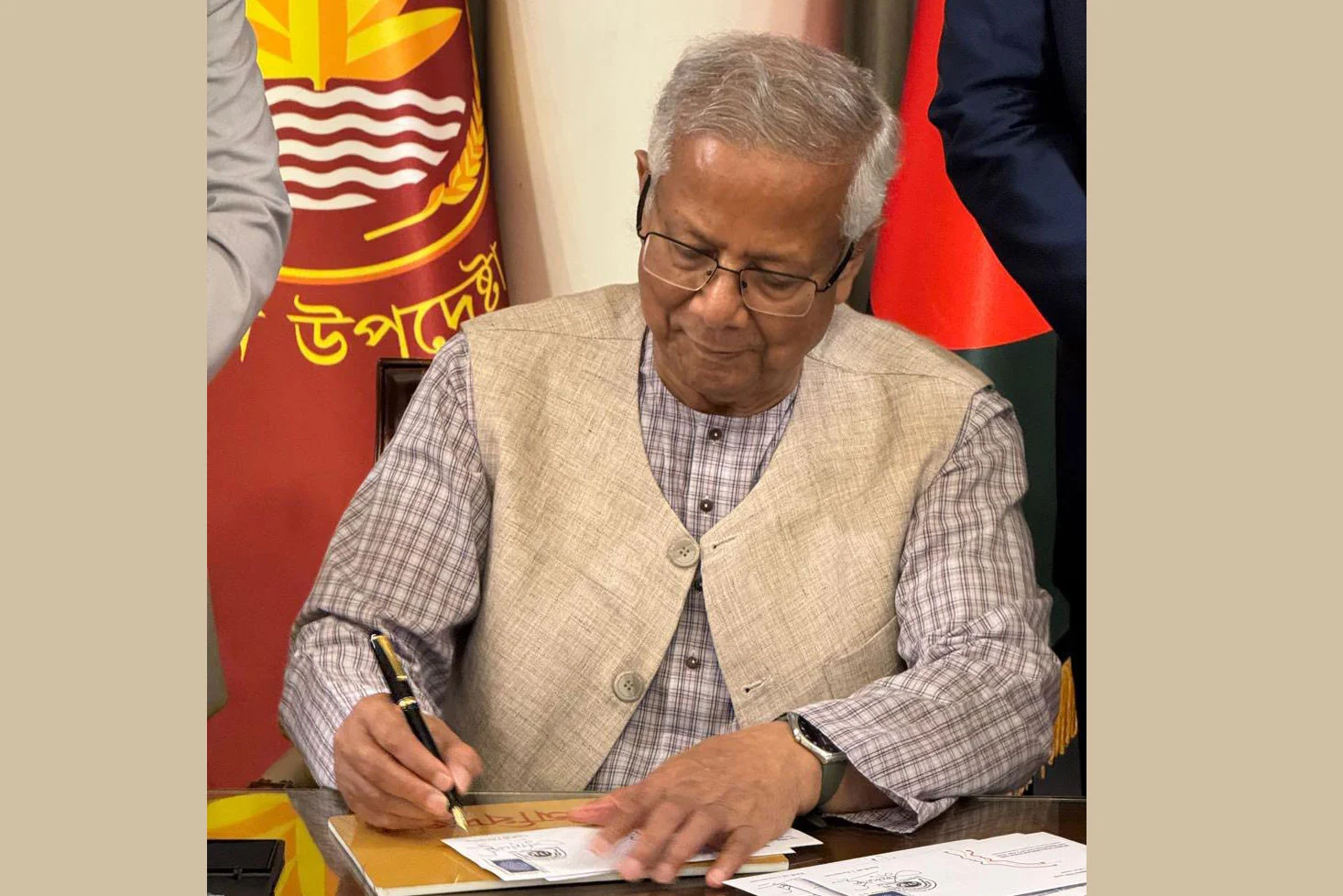 স্মারক ডাকটিকিট অবমুক্ত করলেন প্রধান উপদেষ্টা